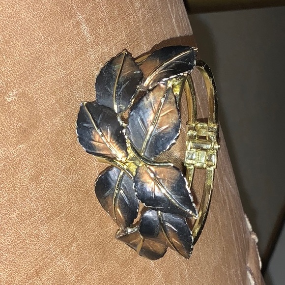 Clamper Style Leaf Motif Bracelet - Picture 2 of 16